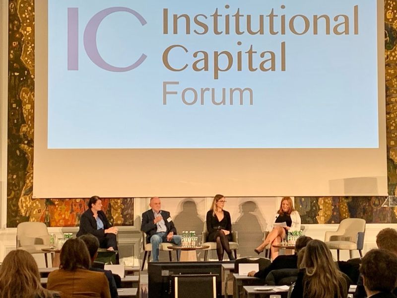 Podium vor der Leinwand des Institutional Capital Forum